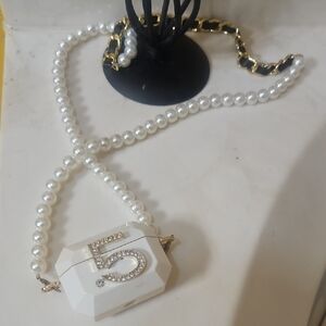 Chic White Pearl and Gold Necklace